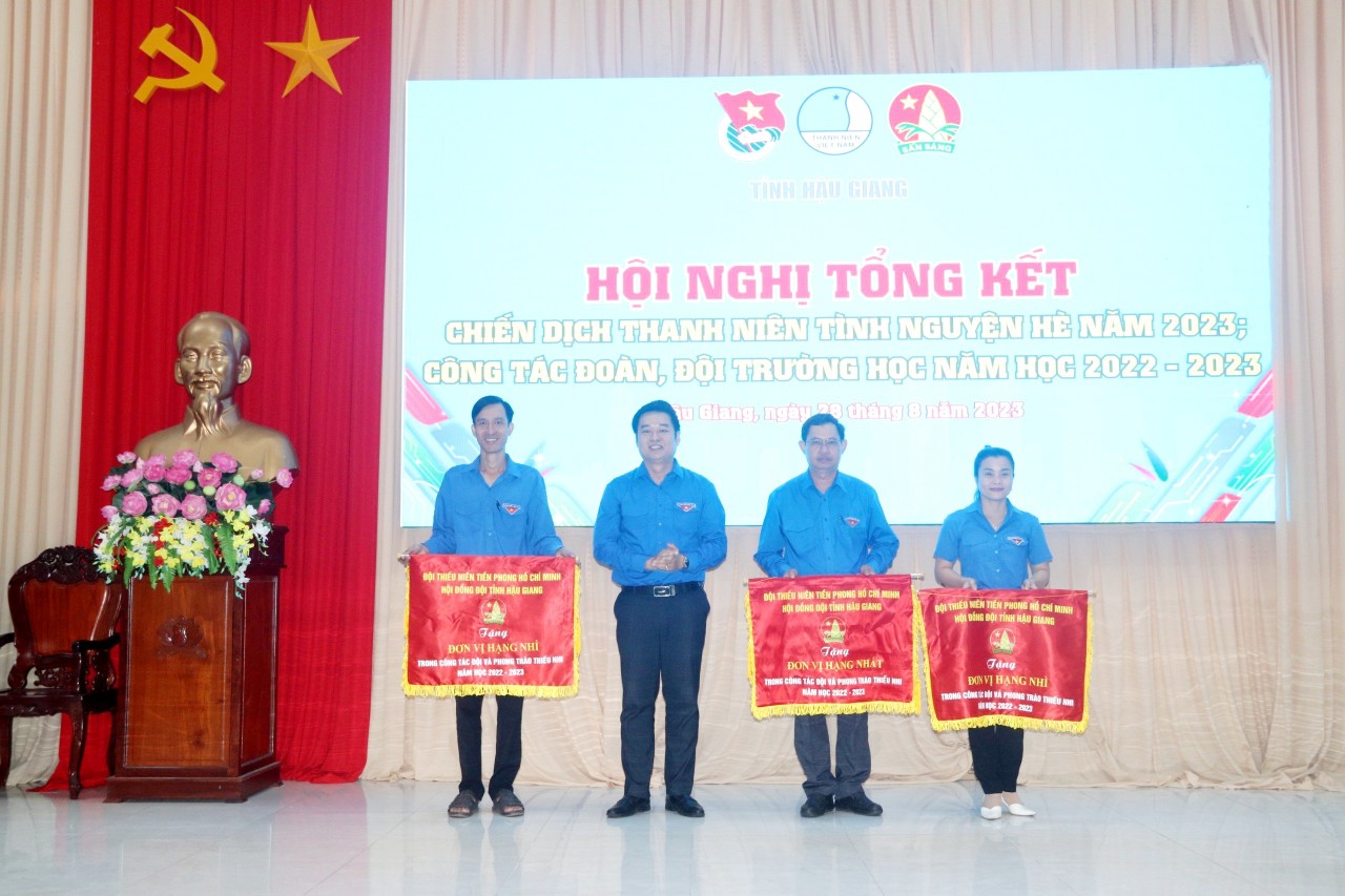 Tổng kết công tác Đoàn, Đội, Trường học; tuyên dương danh hiệu “Sinh viên 5  tốt”; “Học sinh 3 rèn luyện”; “Học sinh 3 tốt” cấp tỉnh năm học 2022-2023  và Tổng